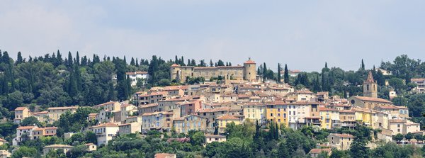 Où trouver des visites guidées gratuites des villages perchés en Provence ?